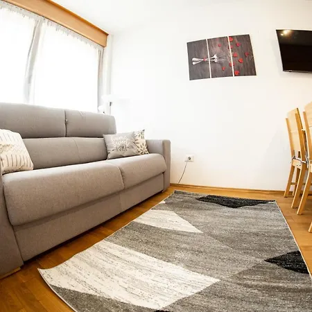 Flow Astoria Apartment